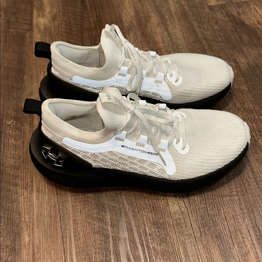 Under Armour HOVR Phantom 3 SE‎ Woman's Size 8.5 White and Black EEUC